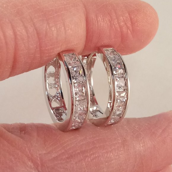 18K White Gold Thin Hoop Round Square Huggie Earrings With  18K White Gold Filled Gorgeous Square Diamond Zircon Hoop Huggie Earrings 18mm